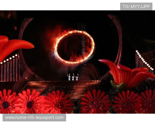 火炬点亮奥林匹克圣火台，奥林匹克圣火点燃